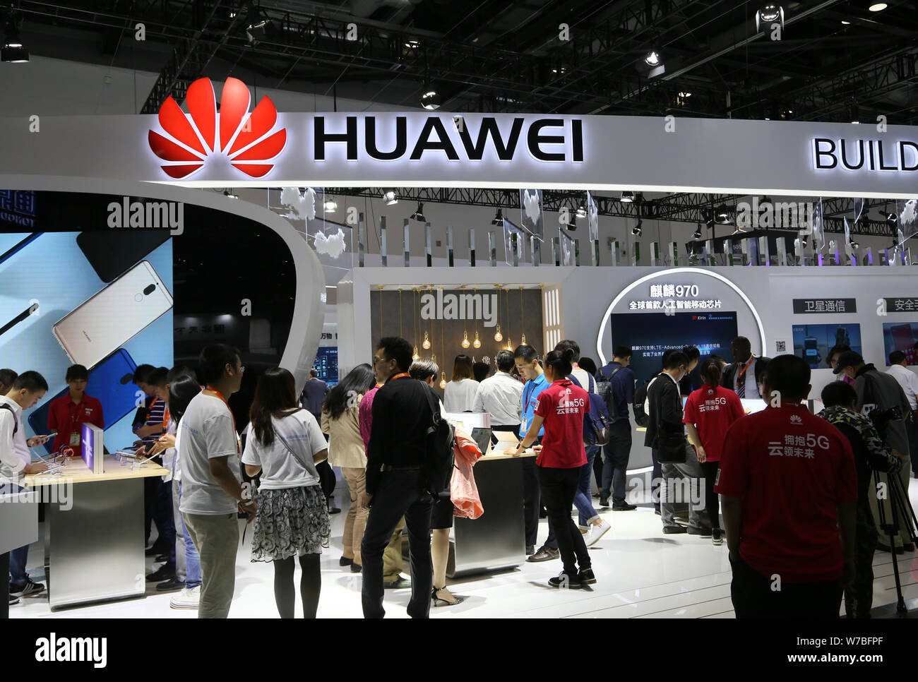 ---- Leute besuchen den Stand der Huawei während einer Ausstellung in Peking, China, 27. September 2017. Chinas Telekommunikation Riese Huawei hat Intro Stockfoto
