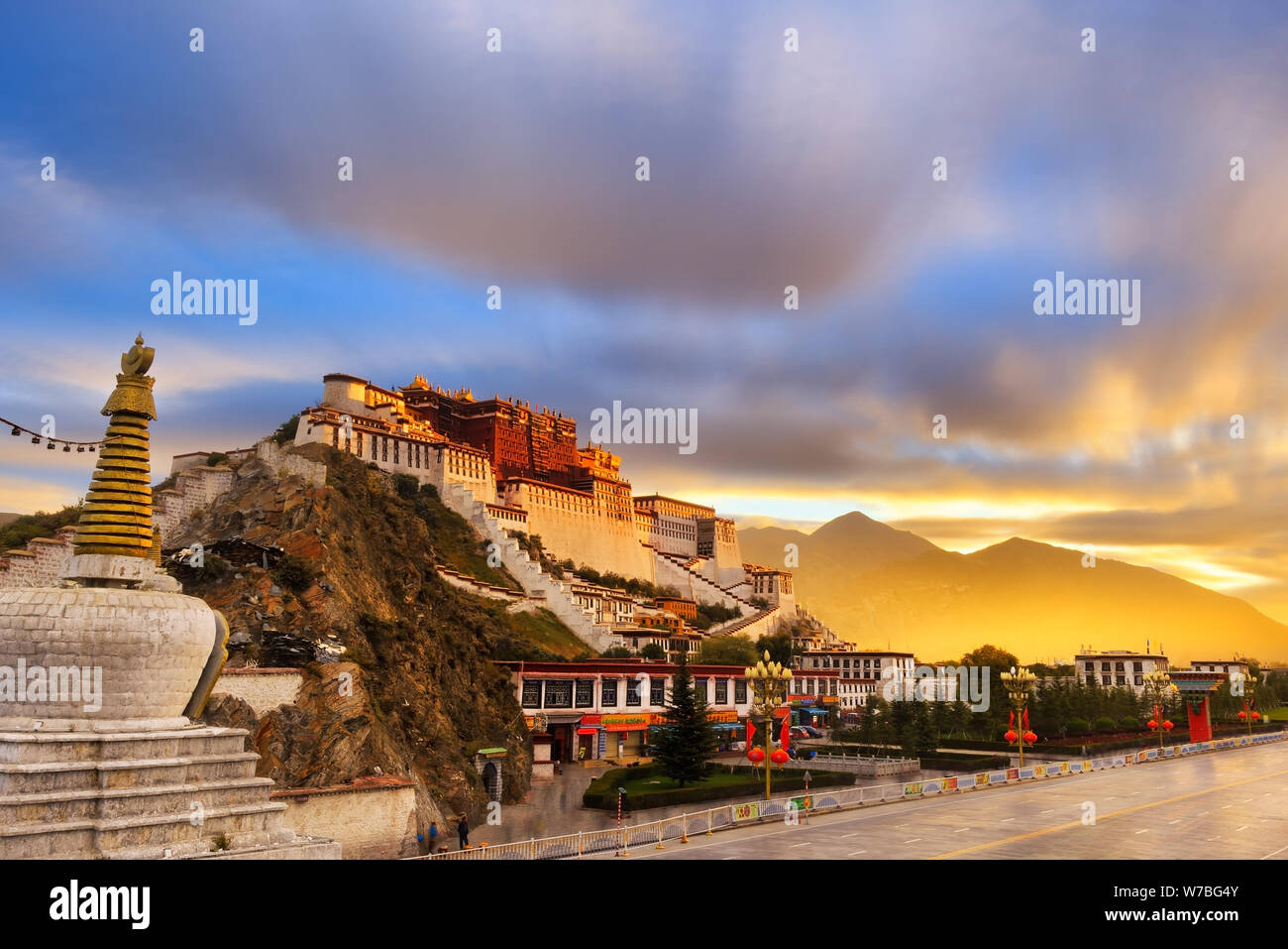 ------ Landschaft der Potala Palast in Lhasa, im Südwesten Chinas Tibet autonomen Region, 6. Oktober 2017. Mehr als 100 Sehenswürdigkeiten Stockfoto