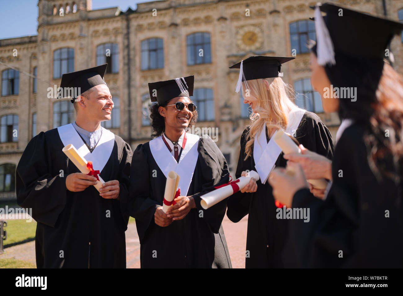 Gruppe der Jugendlichen, die Erlangung des Masters Degree. Stockfoto