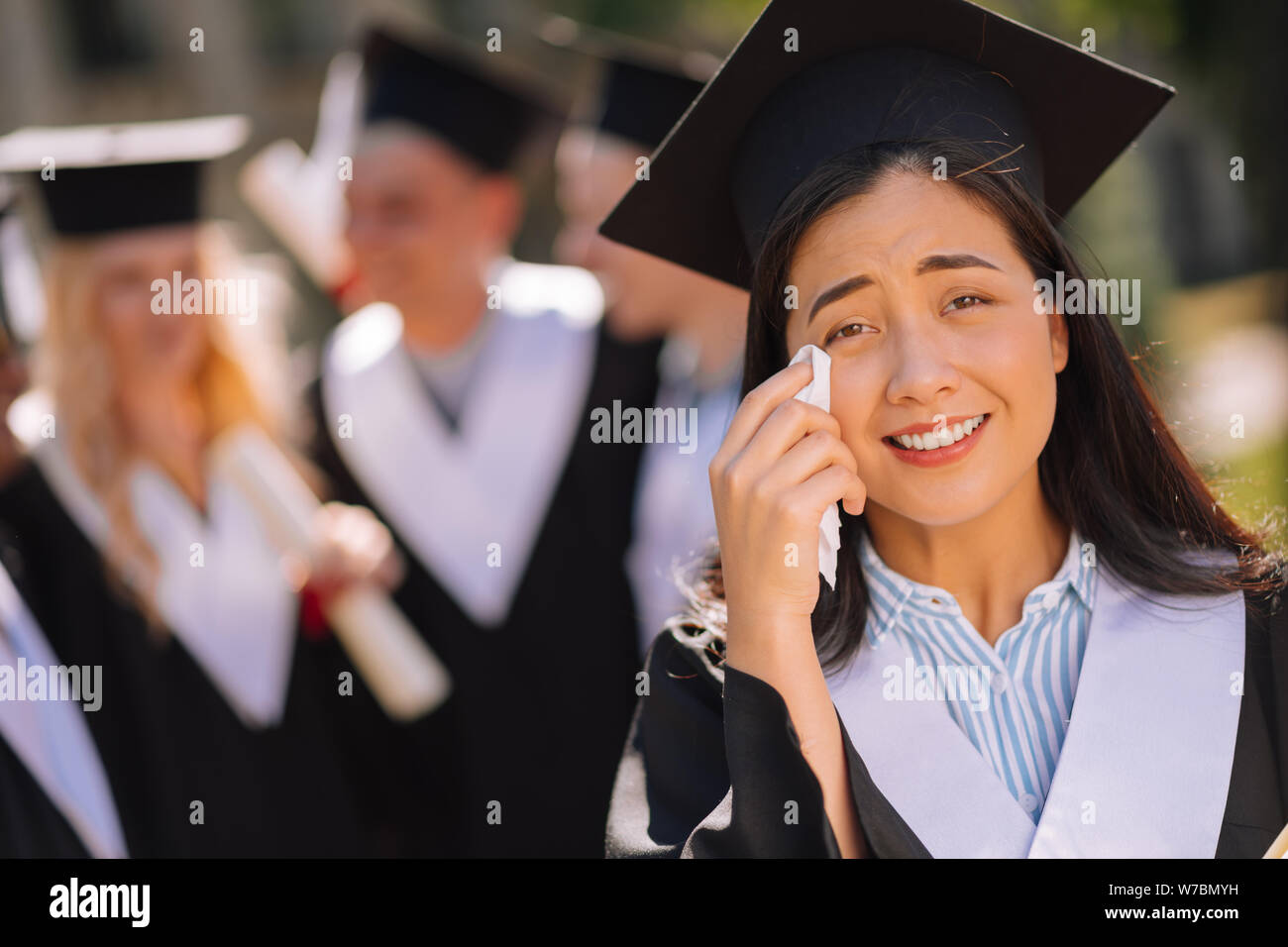 Gesund Mädchen während ihrer Abschlussfeier zu weinen. Stockfoto