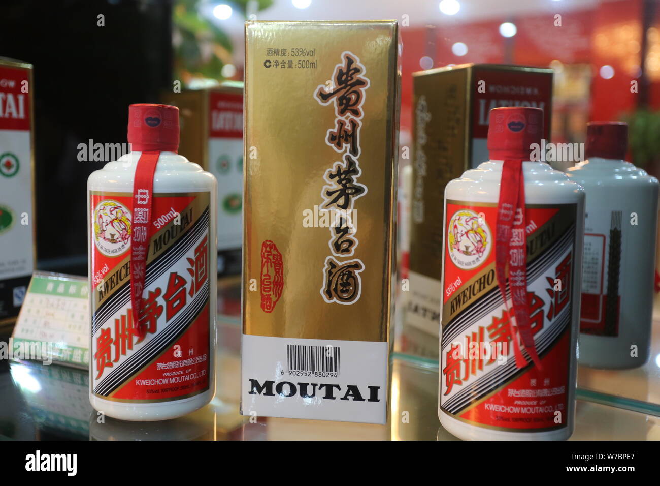------ Flaschen Kweichow Moutai liquor sind auf dem Display in einem Geschäft in der Stadt Xuchang, der Central China Provinz Henan, 27. Juli 2013. China's Top alcoh Stockfoto