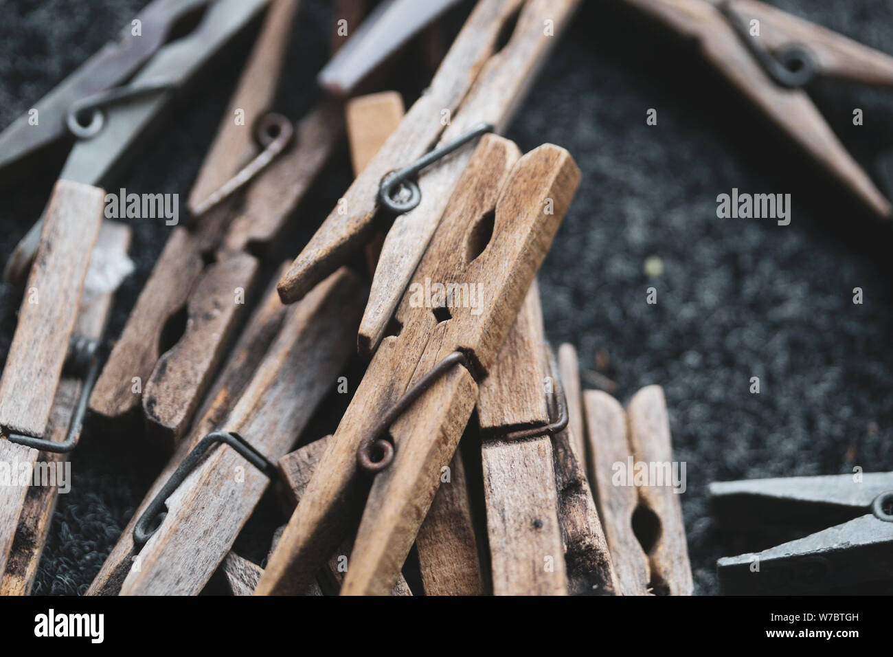 Details mit einem Stapel Kunststoff- und Wäscheklammern Stockfoto