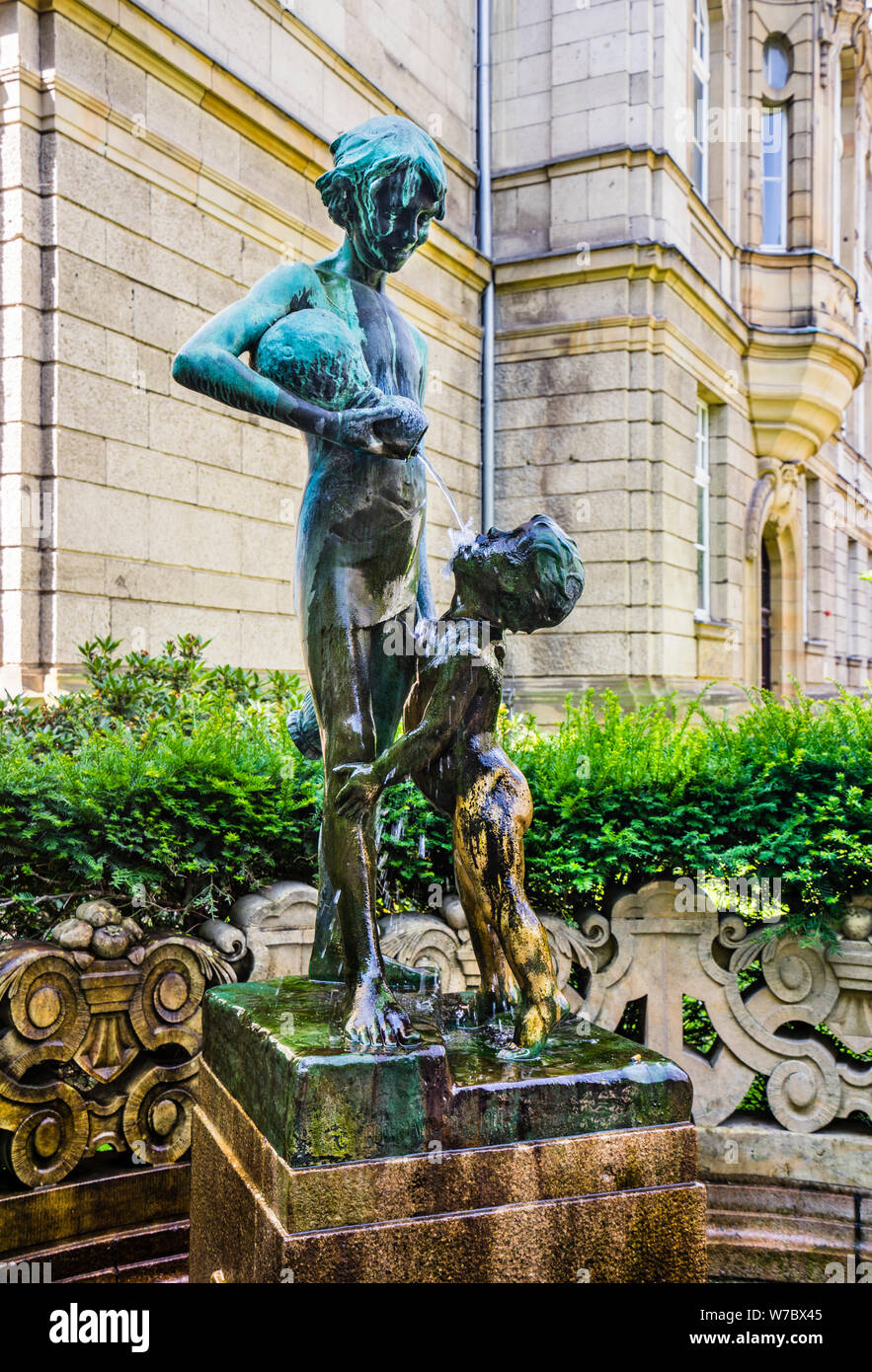 Necken Neckerei-Brunnen (Brunnen) von Bildhauer Gregor von Bochmann (1878 - 1914) an der Königsallee, Düsseldorf, Nordrhein-Westfalen, Deutschland Stockfoto