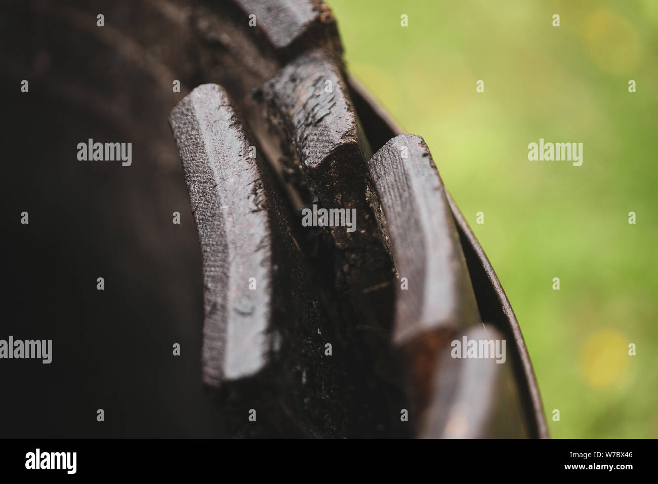 Close-up-Bild mit dem nassen Holz eines Fasses, dass im Regen stand Stockfoto