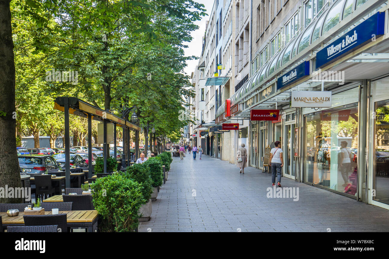 Die städtische Esplanade der Königsallee mit Cafés und Boutiquen, Düsseldorf, Nordrhein-Westfalen, Deutschland Stockfoto
