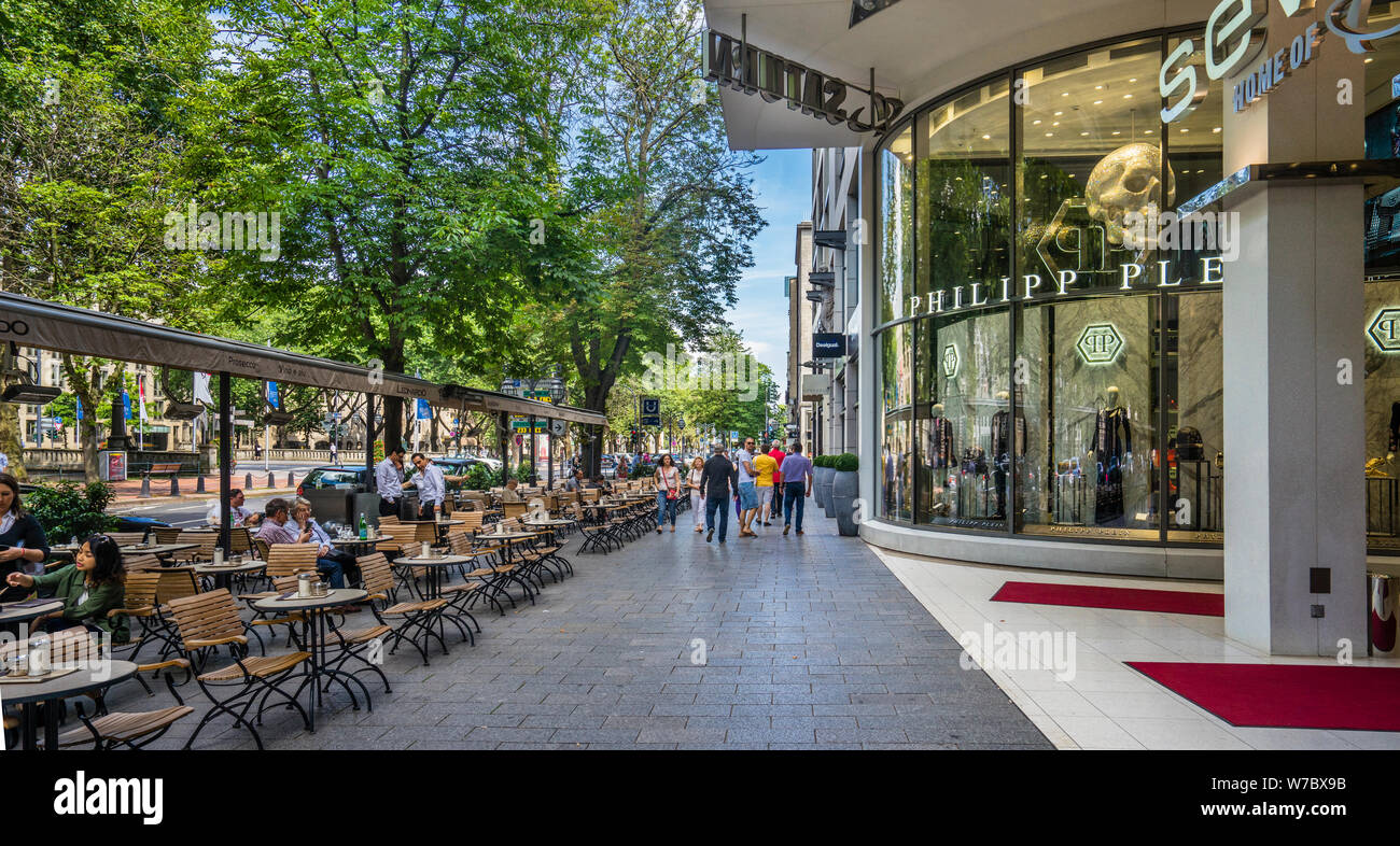 Die städtische Esplanade der Königsallee mit Cafés und Boutiquen, Düsseldorf, Nordrhein-Westfalen, Deutschland Stockfoto
