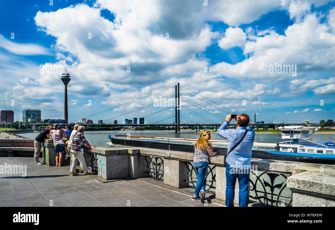 Der Rhein von der Düsseldorfer Rheinuferpromenade mit Blick og die Schrägseilbrücke der Rheinkniebrücke Rheinturm Fernmeldeturm, Düss Stockfoto