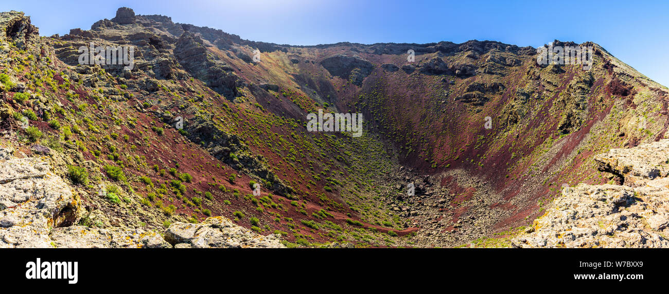 Spanien, Lanzarote, XXL Panorama der majestätischen vulkanischen Krater des Vulkans Monte Corona Stockfoto