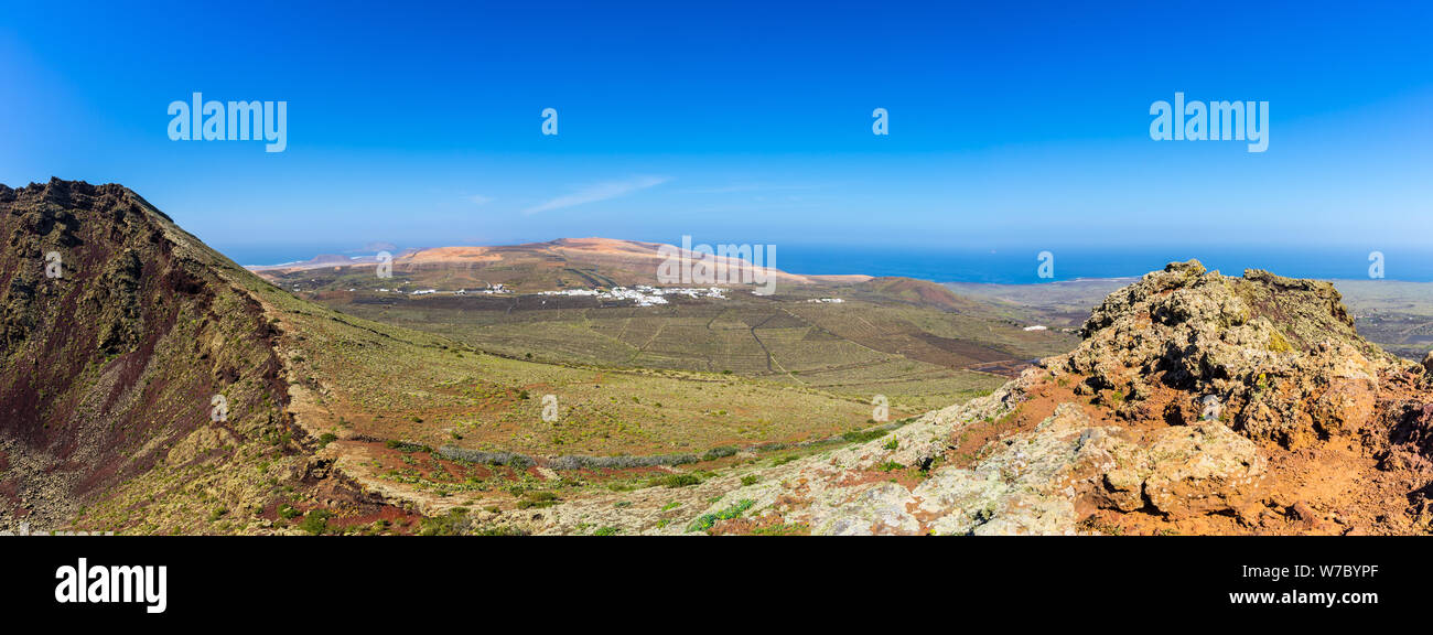 Spanien, Lanzarote, XXL Panorama der weiten Blick über North Kaktus und Weinbau Landschaft von Vulkan Corona Stockfoto