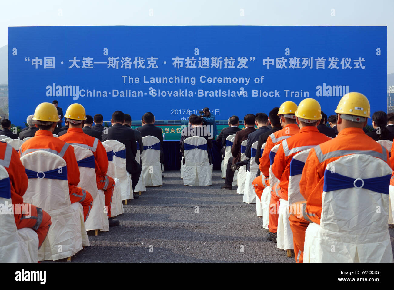 Chinesische Arbeiter nehmen an der einer Zeremonie von China Dalian ¨C Slowakei Bratislava Ganzzug vor der Abreise von einem cargo Bahnhof in Shen Stockfoto