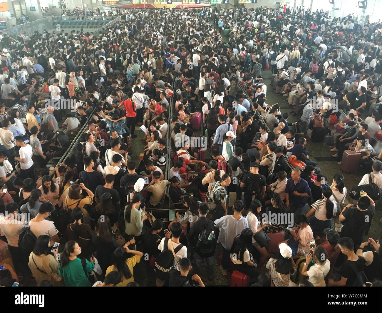Chinesische Passagiere Masse die Chengdu Bahnhof aufgrund von Verspätungen und Annullierungen von 5.4 verursacht Erdbeben in Qingchuan Grafschaft Guangyu Stockfoto
