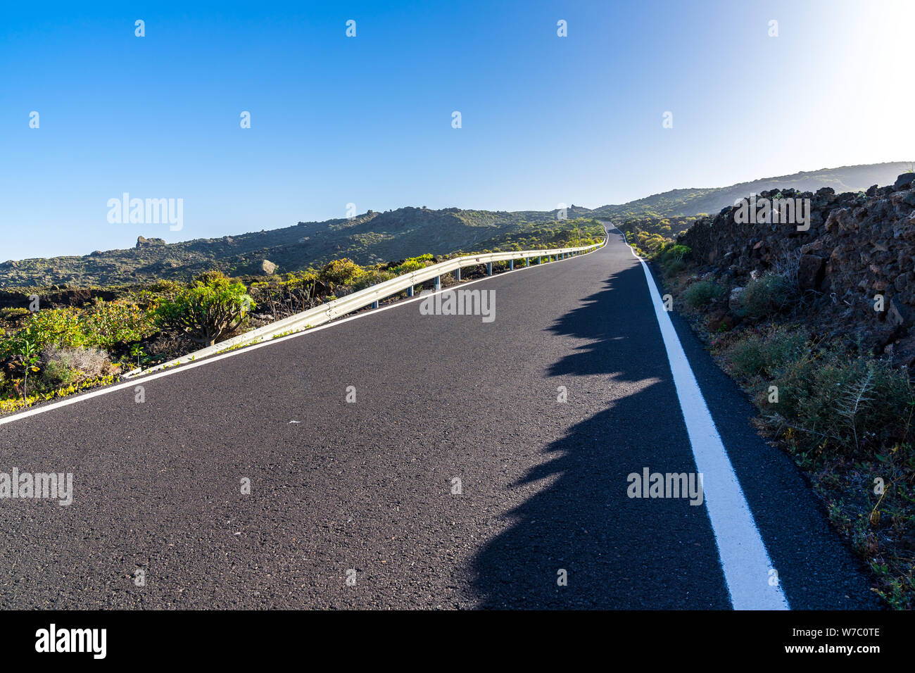 Spanien, Lanzarote, landschaftlich schöne Straße von orzola durch vulkanische Natur Landschaft arrieta Stockfoto