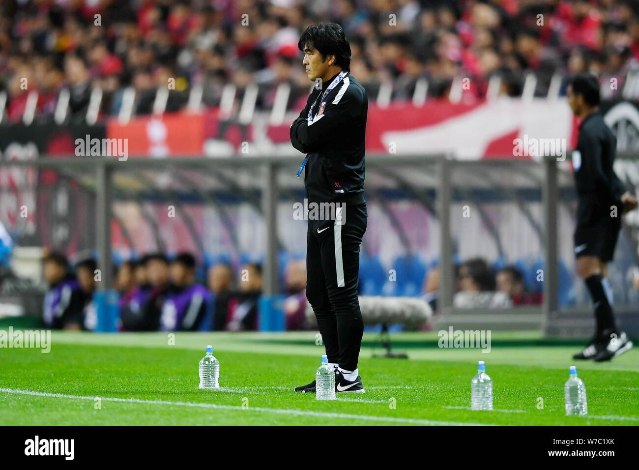 Head Coach Takafumi Hori von Japans Urawa Red Diamonds reagiert, wie Er beobachtet seine Spieler konkurrieren gegen Chinas Shanghai SIPG in der zweiten semifina Stockfoto