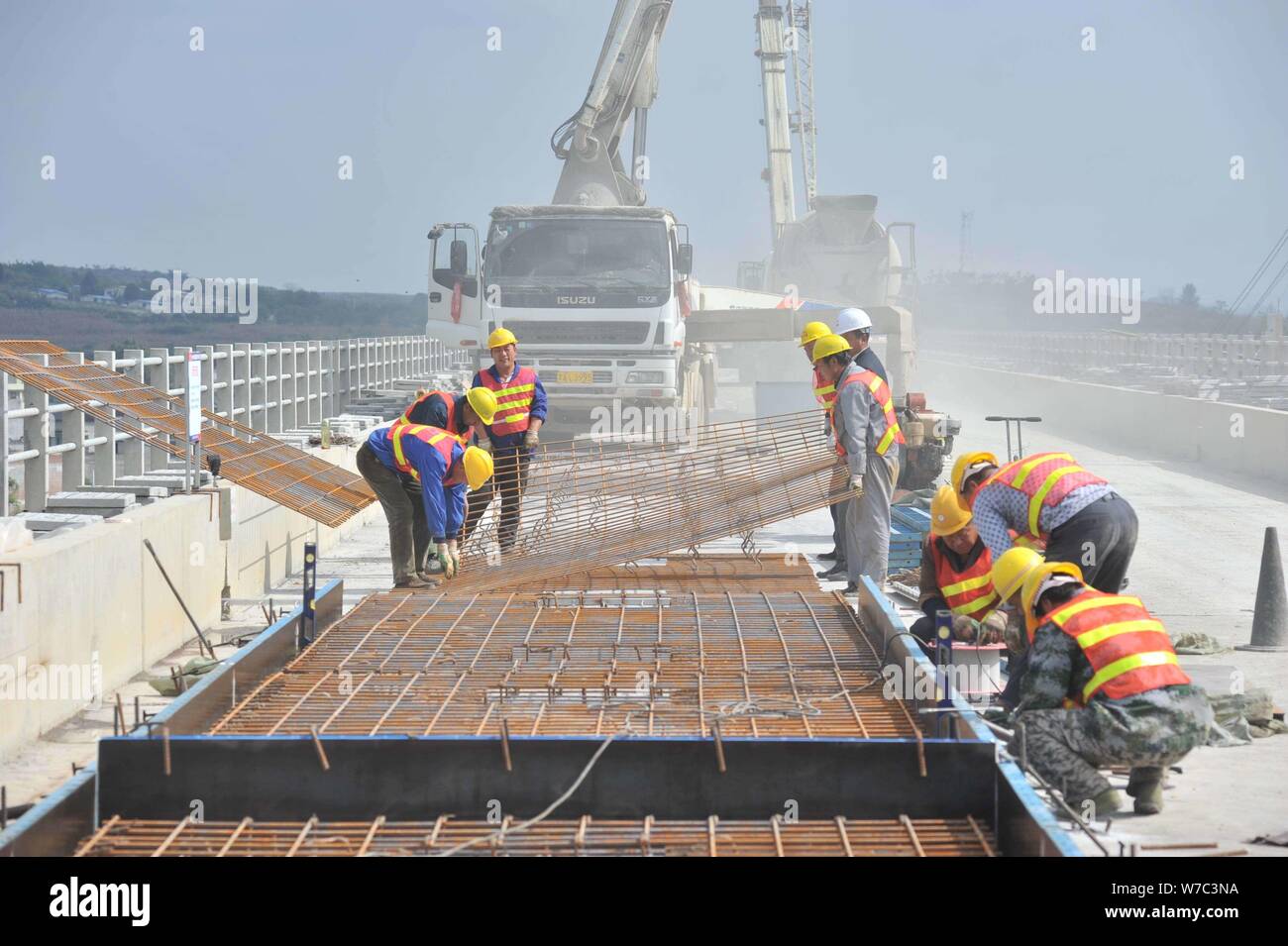 Die chinesischen Arbeiter und Arbeit mit der Festen Fahrbahn auf der Baustelle des Chengdu-Guiyang Eisenbahn in Bijie Stadt, im Südwesten Chinas Guizhou provin Stockfoto