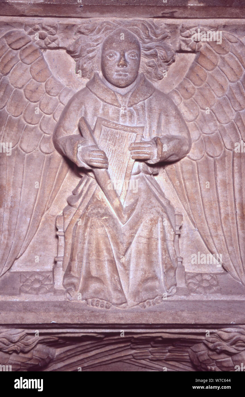 Jahrhundert 15 achteckigen Font detail, Engel spielen eine Psalter Harfe, der Kirche St. Mary Happisburgh, Norfolk, Großbritannien. Stockfoto