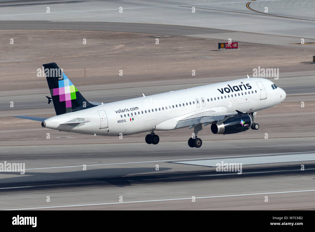 Volaris Airbus A320 airliner Landing am McCarran International Airport. Stockfoto