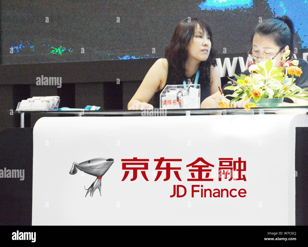 ------ Mitarbeiter sind auf dem Stand von JD Finanzierung während der Expo in Shenzhen, der südchinesischen Provinz Guangdong, 16. Juli 2016. Die finan Stockfoto