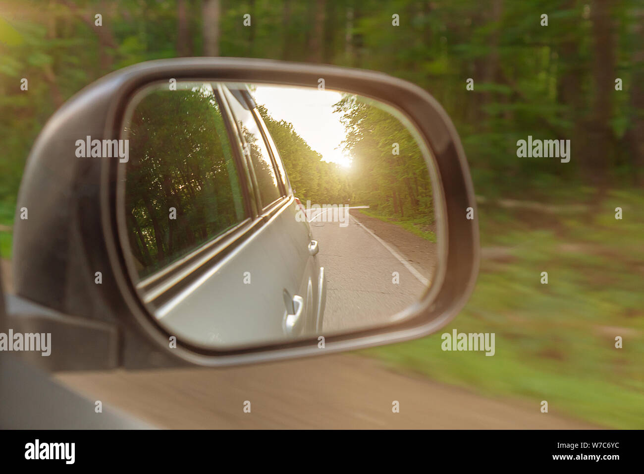 Landschaft in der Seitenansicht Spiegel von einem Auto, auf der Straße Landschaft. Die Sonne scheint. Stockfoto
