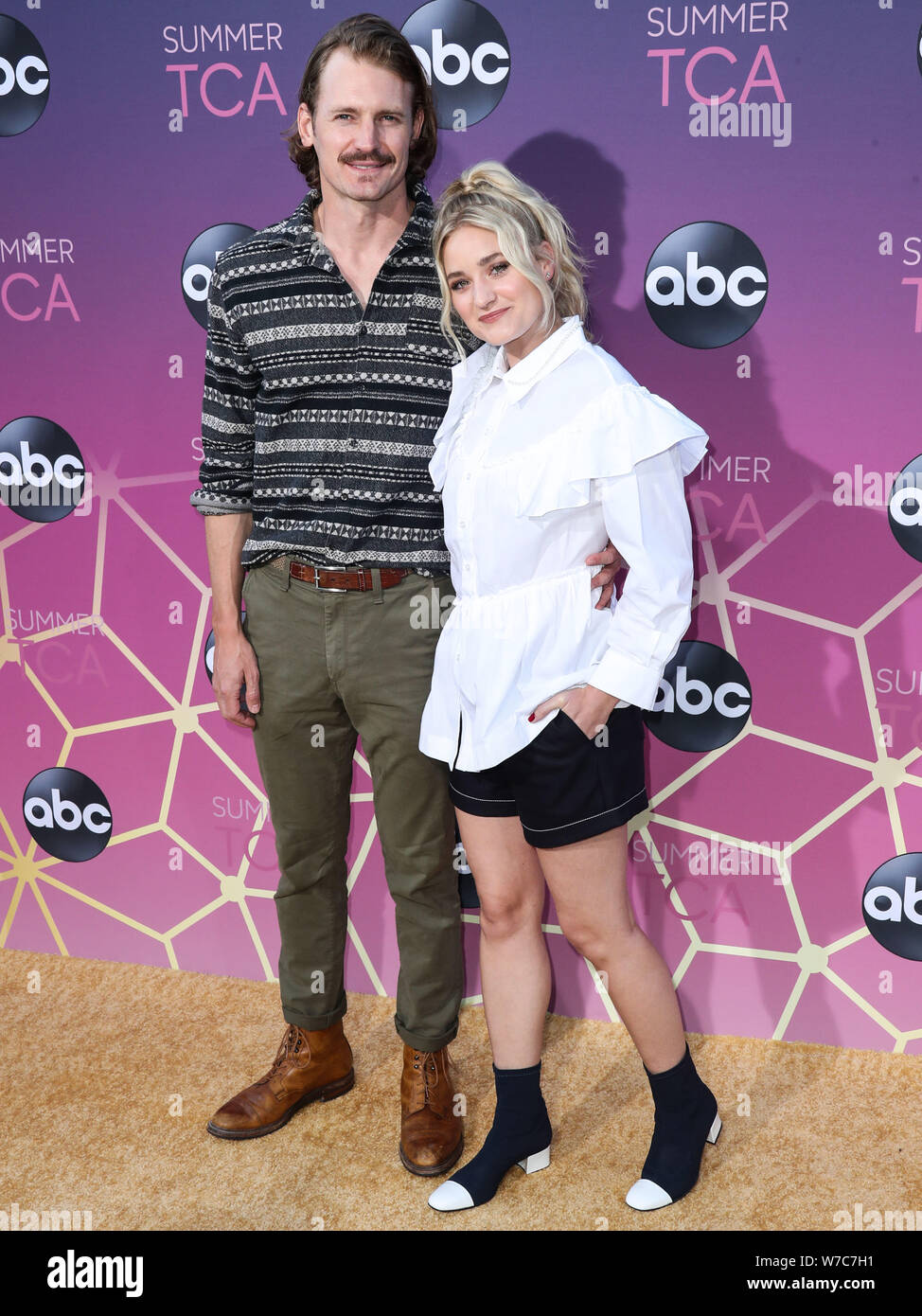 West Hollywood, Vereinigte Staaten. 05 Aug, 2019. WEST HOLLYWOOD, LOS ANGELES, Kalifornien, USA - 05. August: Josh Pence und AJ Michalka kommen an der Disney ABC Fernsehen TCA Summer Press Tour All-Star-Party 2019 in Soho House West Hollywood am 5. August 2019 in West Hollywood, Los Angeles, California, United States. (Foto von Xavier Collin/Image Press Agency) Quelle: Bild Presse Agentur/Alamy leben Nachrichten Stockfoto