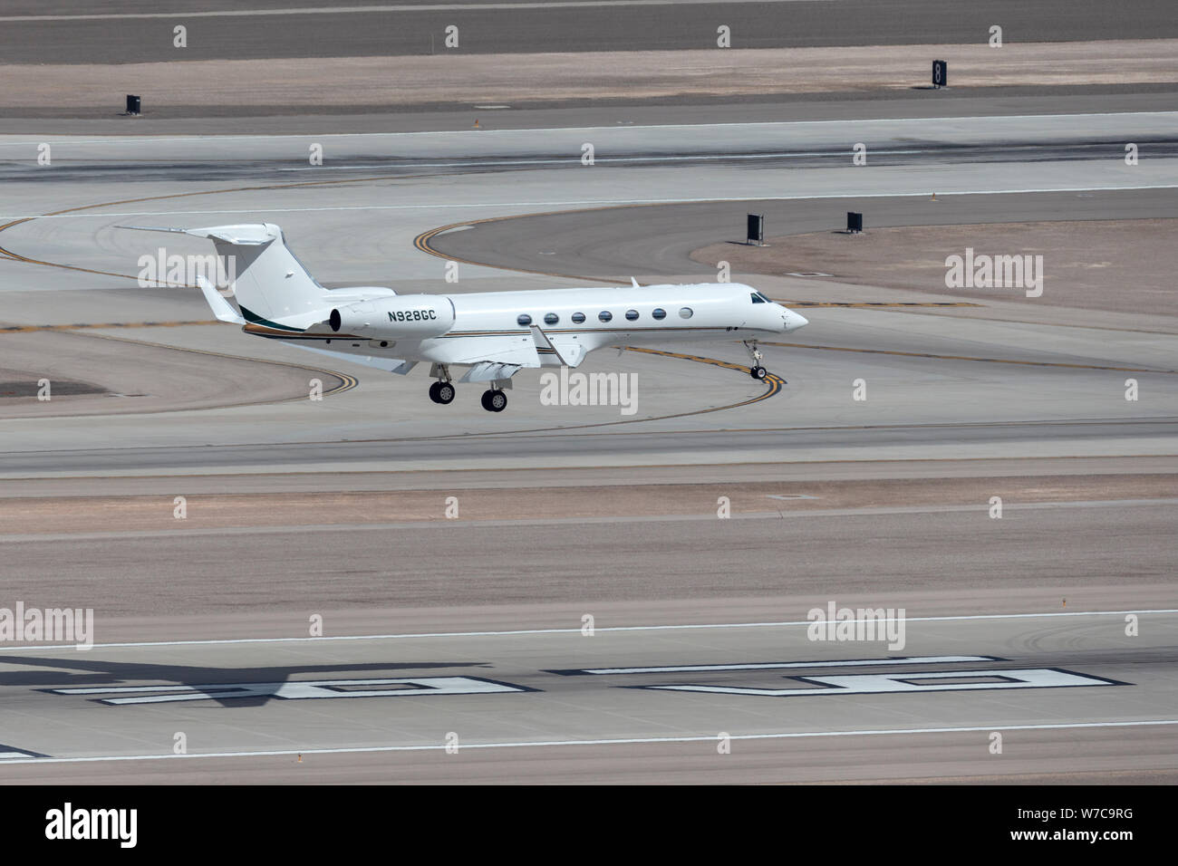 Gulfstream G550 Luxury Business Jet N 928 GC auf Ansatz am McCarran International Airport Las Vegas zu landen. Stockfoto
