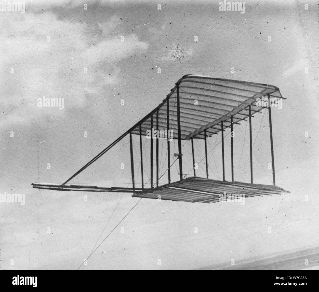 Blick auf Gleitschirm fliegen als Kite, 1900. Artist: Gebrüder Wright, Orville und Wilbur) Stockfoto