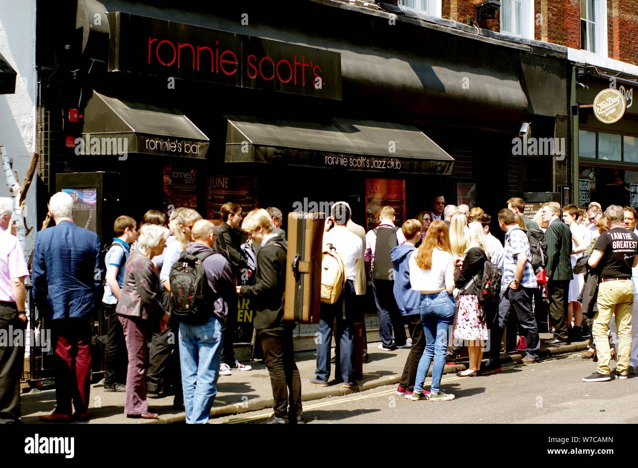 Menge Szene, Ronnie Scott's, Soho, London, 5. Juni 2016. Artist: Brian O'Connor. Stockfoto