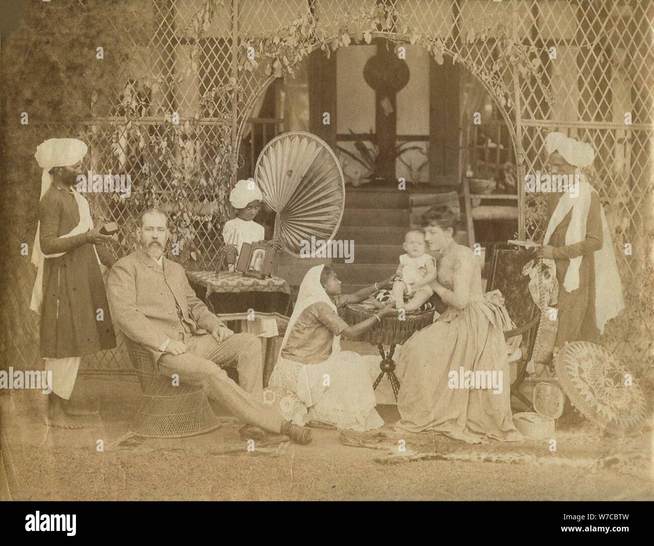 Britische Familie mit indischen Beamten im Nordosten Indiens. Stockfoto