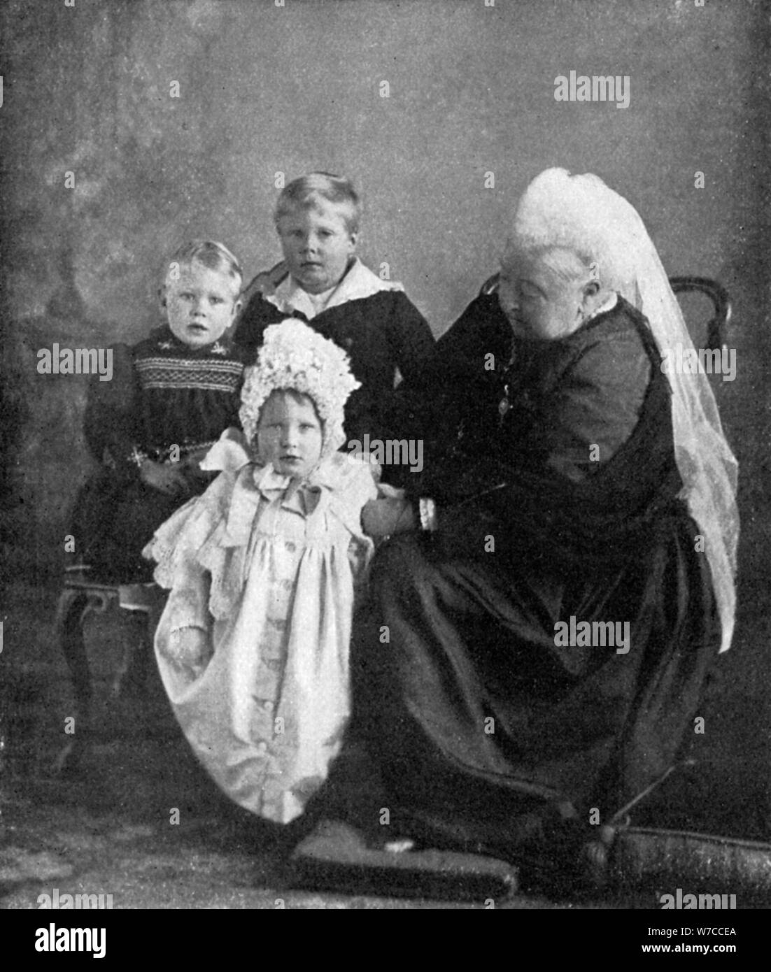Queen Victoria mit den Kindern des Herzogs und der Herzogin von York, 1901 Künstler: Robert Milne Stockfoto