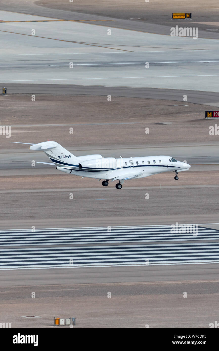 Cessna 750 Citation X Luxus Business Jet N750VP auf Ansatz am McCarran International Airport Las Vegas zu landen. Stockfoto