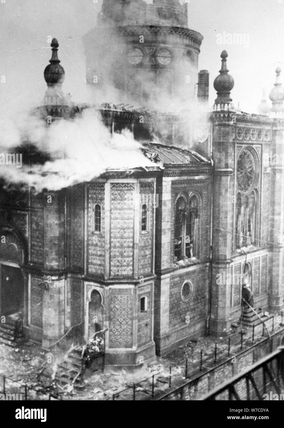 Die brennende Synagoge am Michelsberg in Wiesbaden in der Pogromnacht vom 9. bis 10. November 1938. Stockfoto