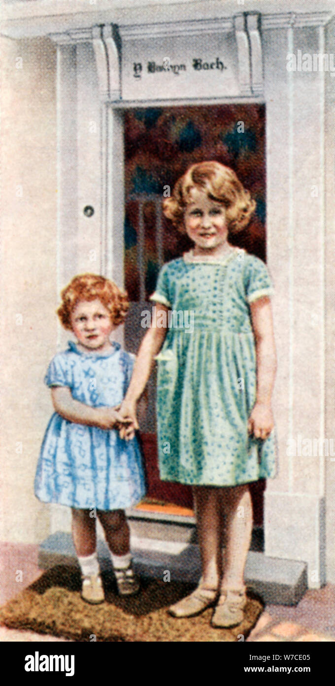 Die Prinzessinnen Elizabeth und Margaret Rose an der Tür des Kleinen Hauses, 1933, (c 1935). Artist: Unbekannt Stockfoto