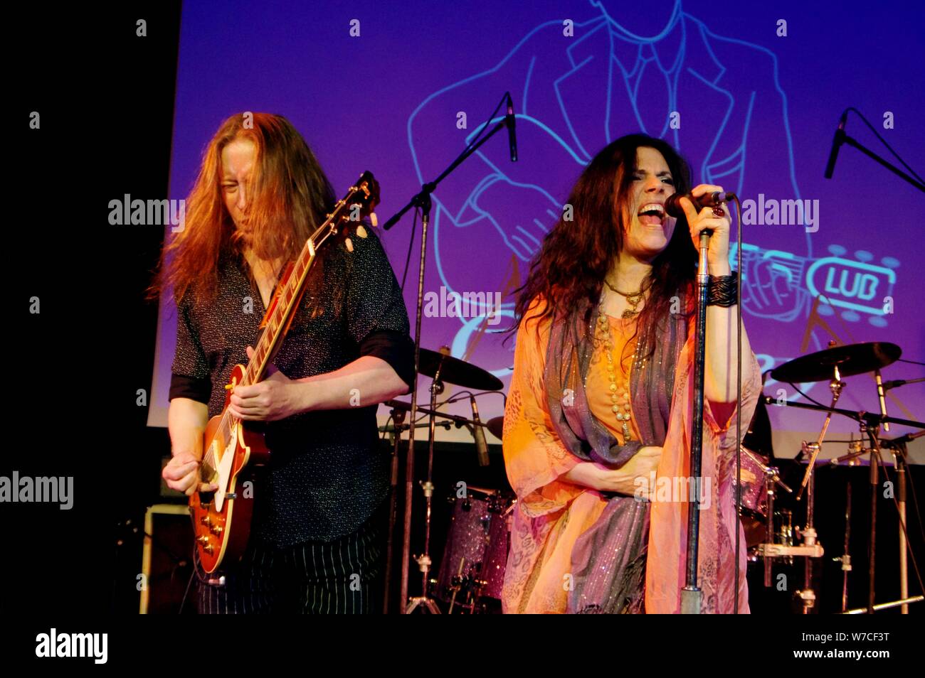 Sari Schorr und Innes Sibun, Hawth, Crawley, West Sussex, 16. April 2017. Artist: Brian O'Connor. Stockfoto