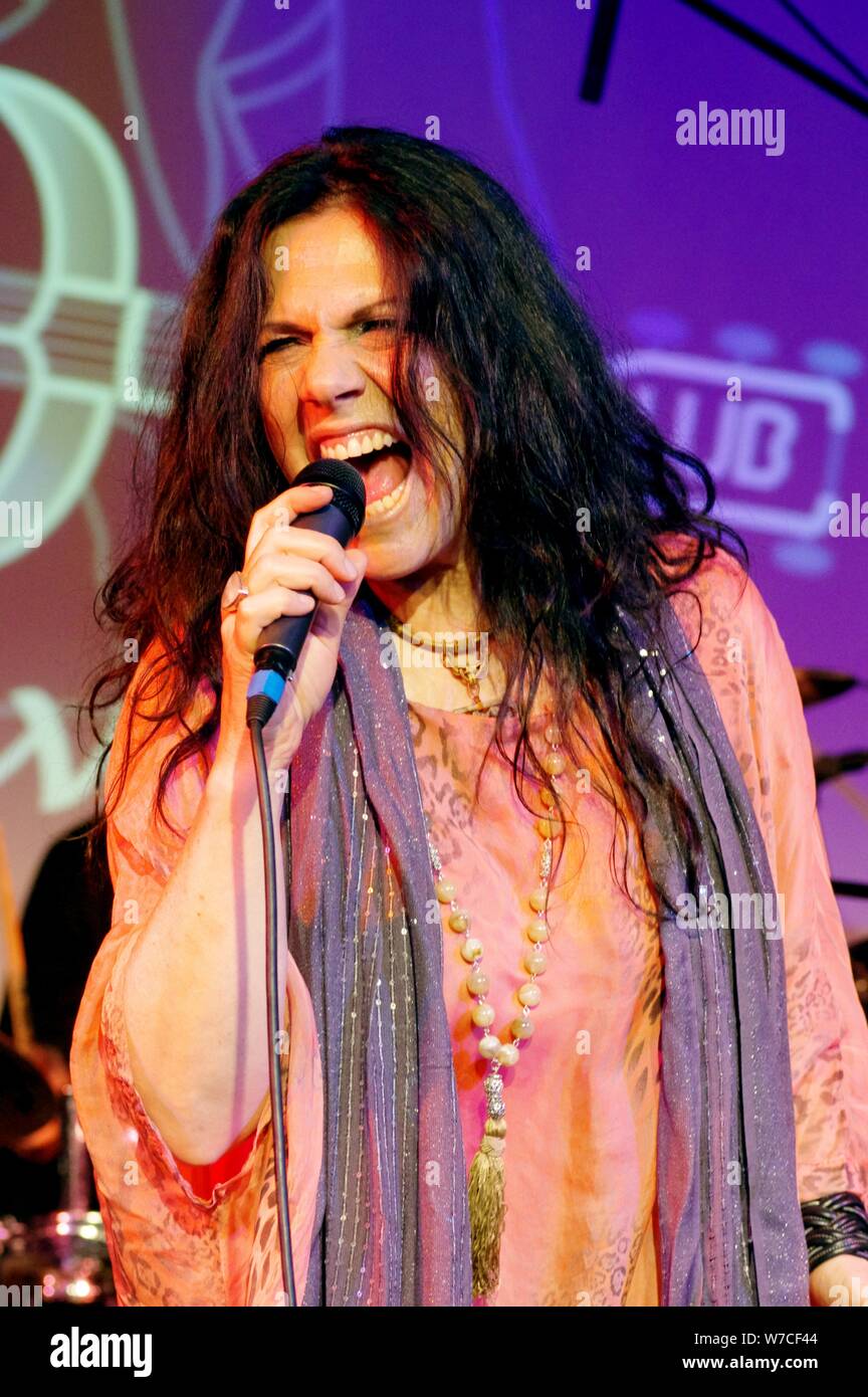 Sari Schorr, Hawth, Crawley, West Sussex, 16. April 2017. Artist: Brian O'Connor. Stockfoto