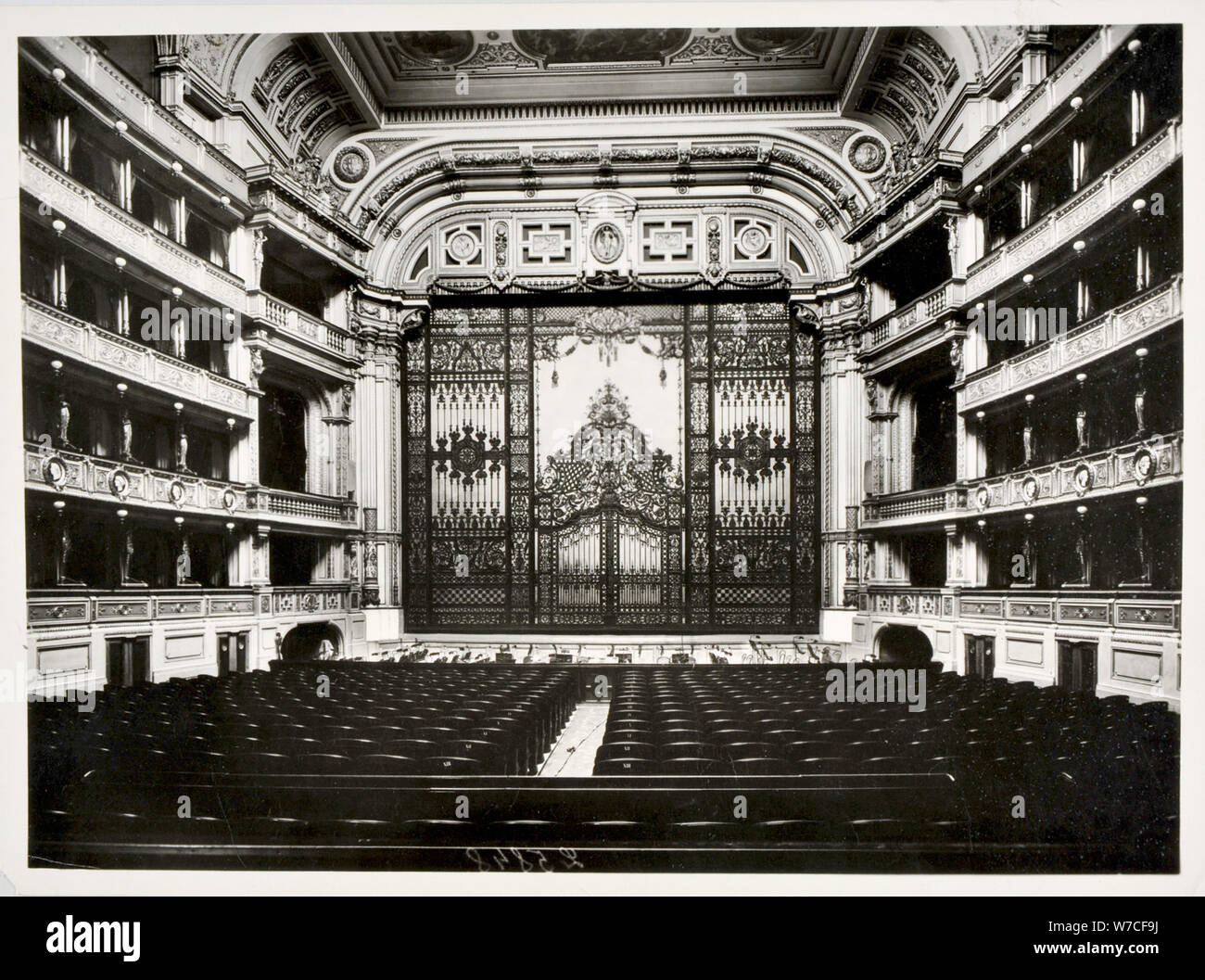 Die Wiener Imperial Opera. Die ersten Eisernen Vorhangs Design von Anton Brioschi, 1882. Stockfoto