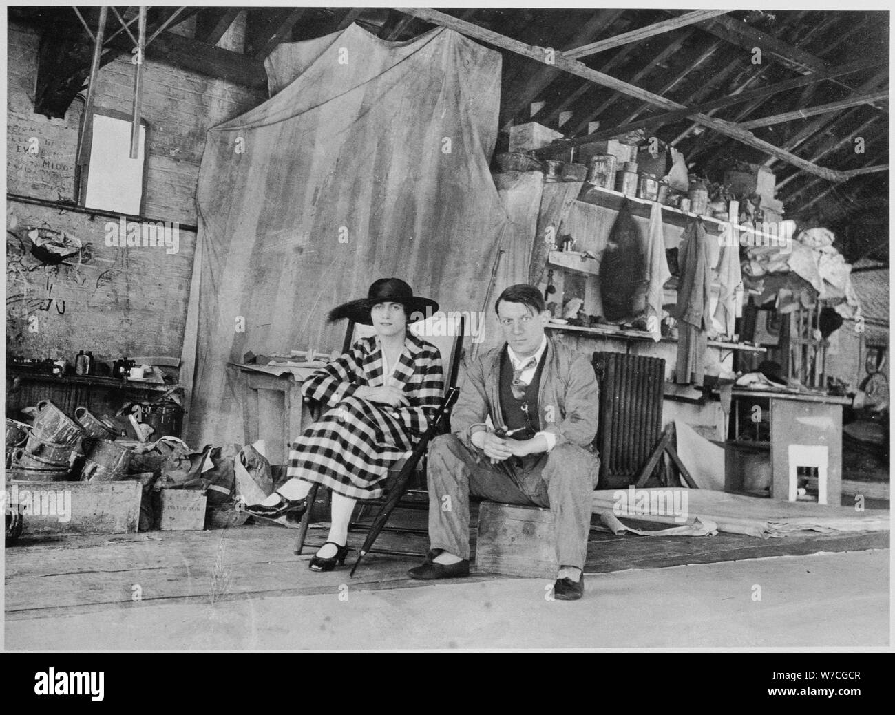 Pablo Picasso und Olga Khokhlova in der Malerei Studio in London, 1919. Stockfoto