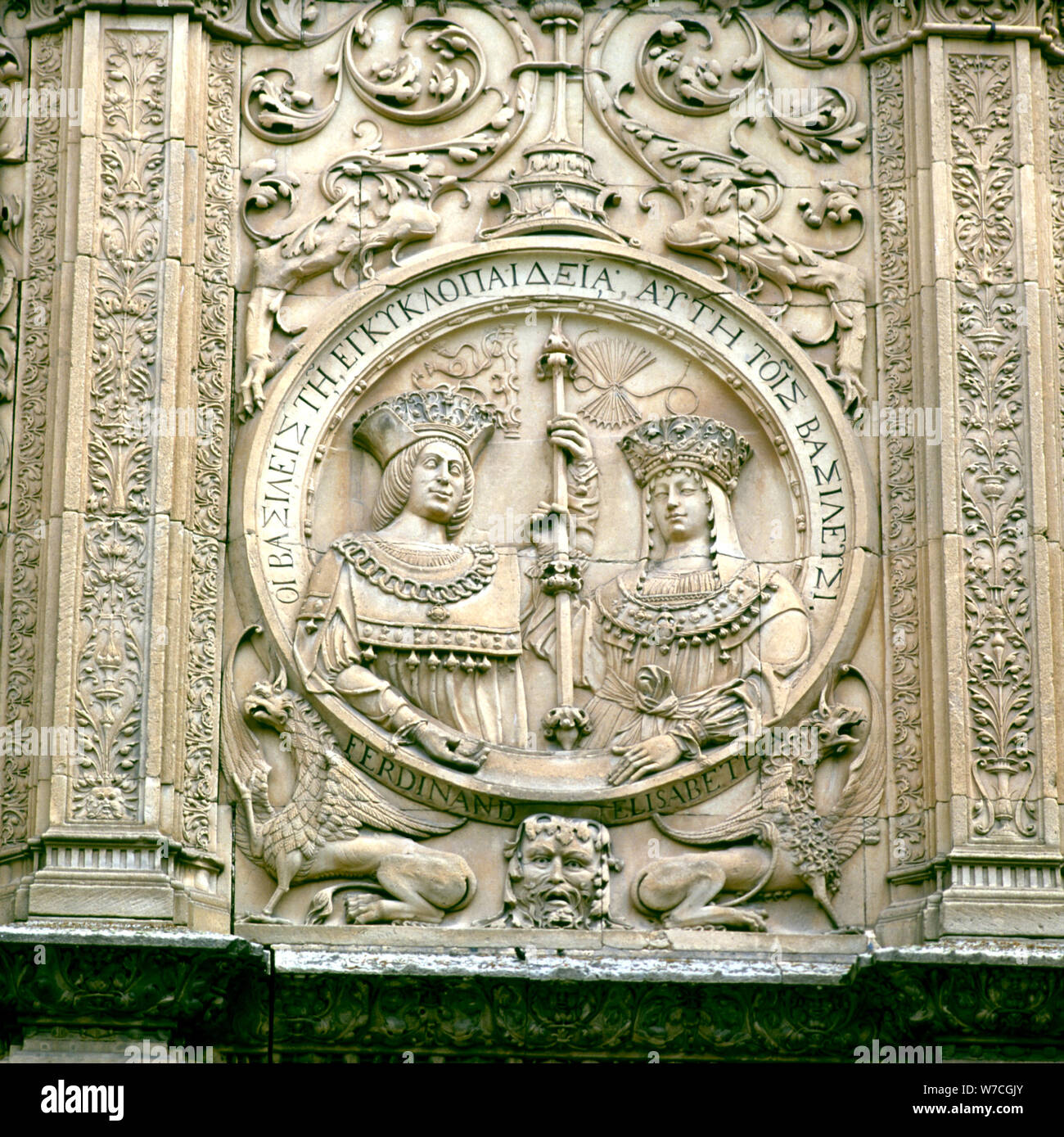 Medaillon auf der Fassade der Universität von Salamanca mit dem Relief der Katholischen Könige. Stockfoto
