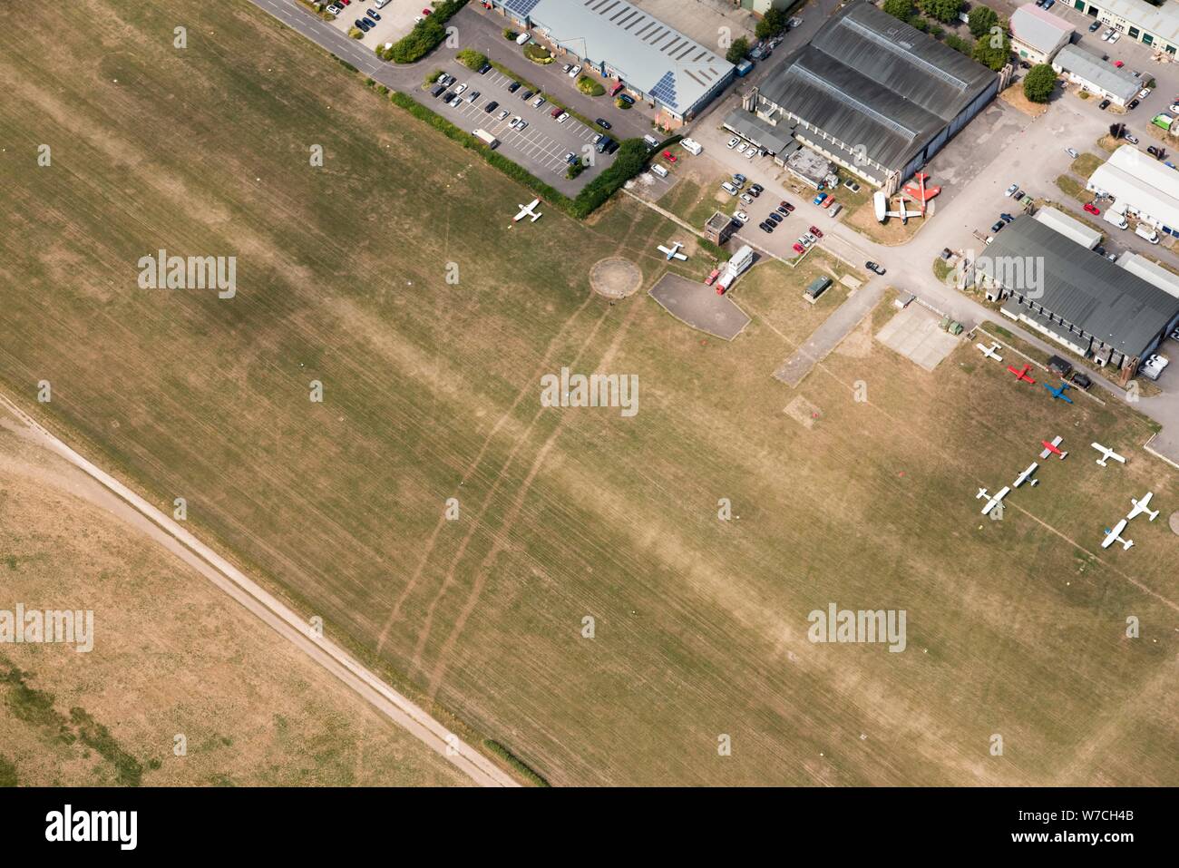 Cropmark aus der Bronzezeit oder Eisenzeit triple graben Grenze, Old Sarum Flugplatz, Wiltshire, 2018. Schöpfer: Historisches England Fotograf. Stockfoto