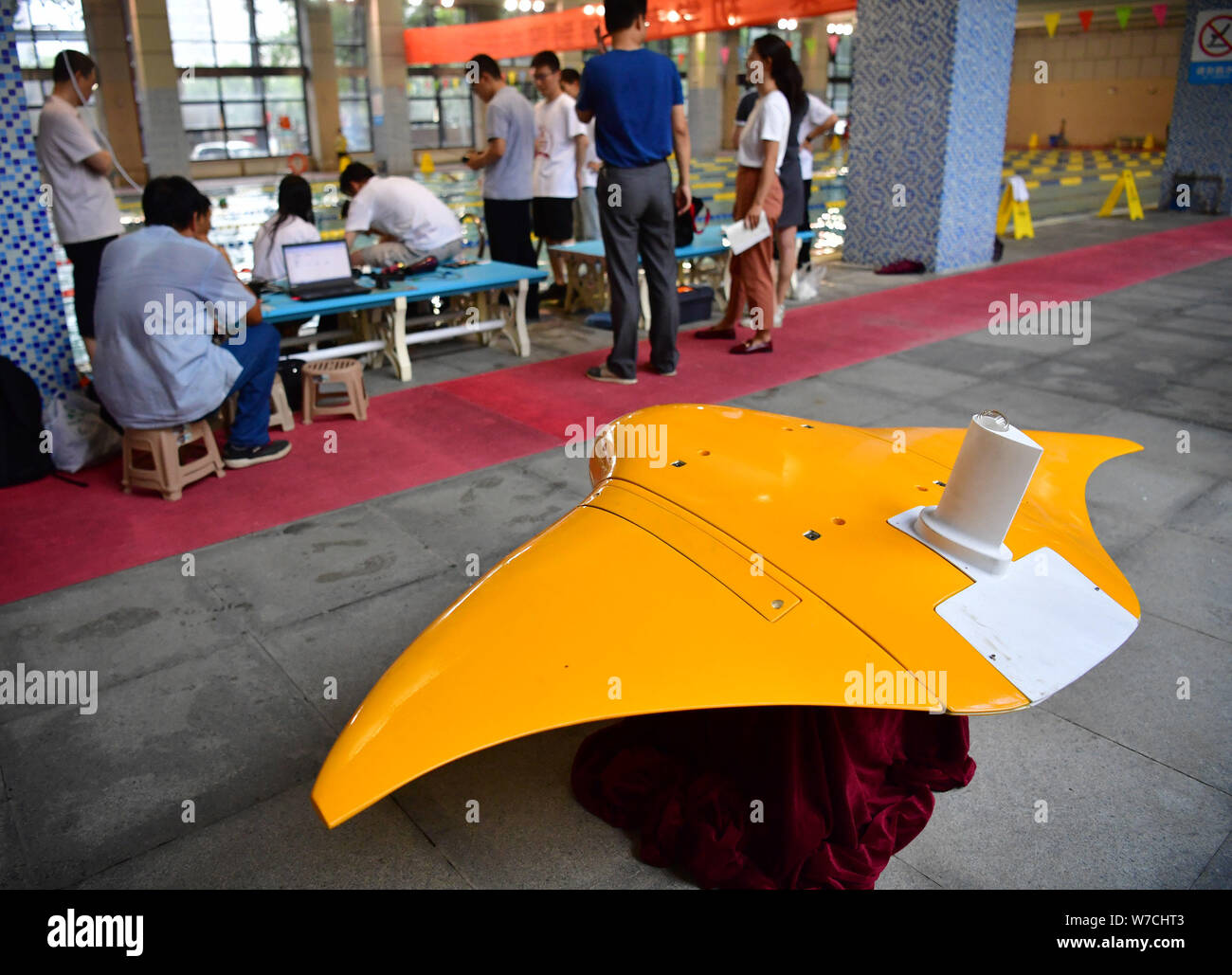 (190806) - XI'AN, August 6, 2019 (Xinhua) - Foto auf Aug 3, 2019 zeigt den Prototyp eines biomimetische Roboter in der Form eines Manta Ray in Xi'an, Provinz Shaanxi im Nordwesten Chinas. Chinesische Forscher in Northwestern Polytechnical University haben eine biomimetische Roboter in der Form eines Manta Ray, oder devilfish, Klappe seine Flügel und schieben Sie unter Wasser entwickelt. Als einer der Natur möglichst effizienten Schwimmer, Manta Rochen besitzen eine einzigartige propulsion Mechanismus mit Eigenschaften wie hohe Antriebseffizienz, hohe Mobilität und Stabilität, geringes Rauschen und hohe Belastbarkeit. Die Ennung Stockfoto