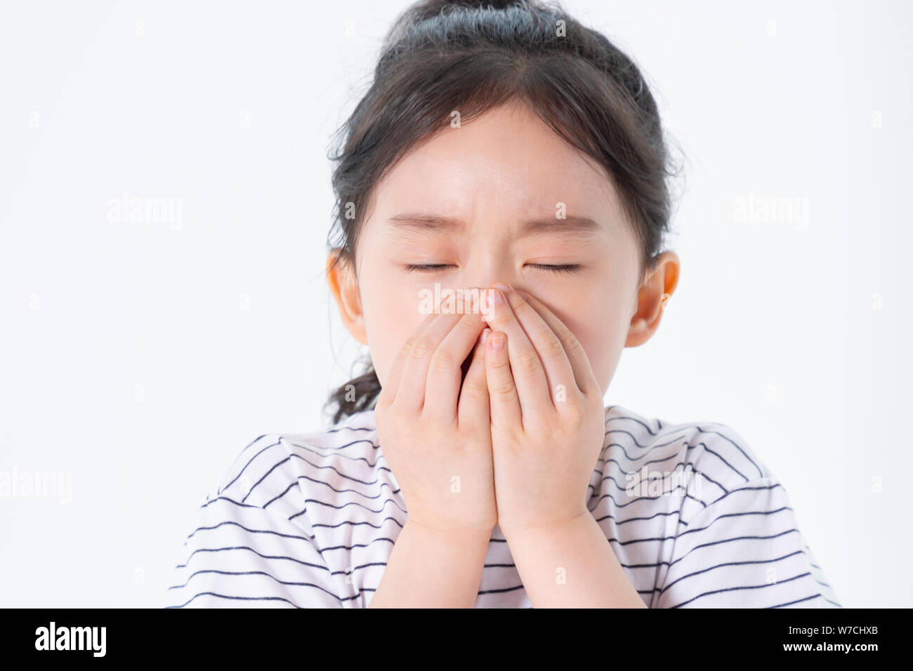 Lächelnde Kinder Konzept, fröhliches Kind genießen Sie den Sommer mal auf weißem Hintergrund 001 Stockfoto