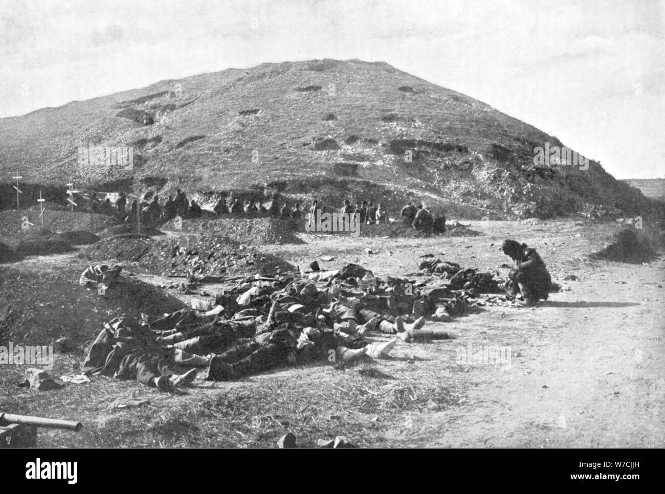 Russische Soldaten sammeln von Patronen aus den Toten vor dem Vergraben, Russisch-Japanischen Krieg 1904-5. Artist: Unbekannt Stockfoto