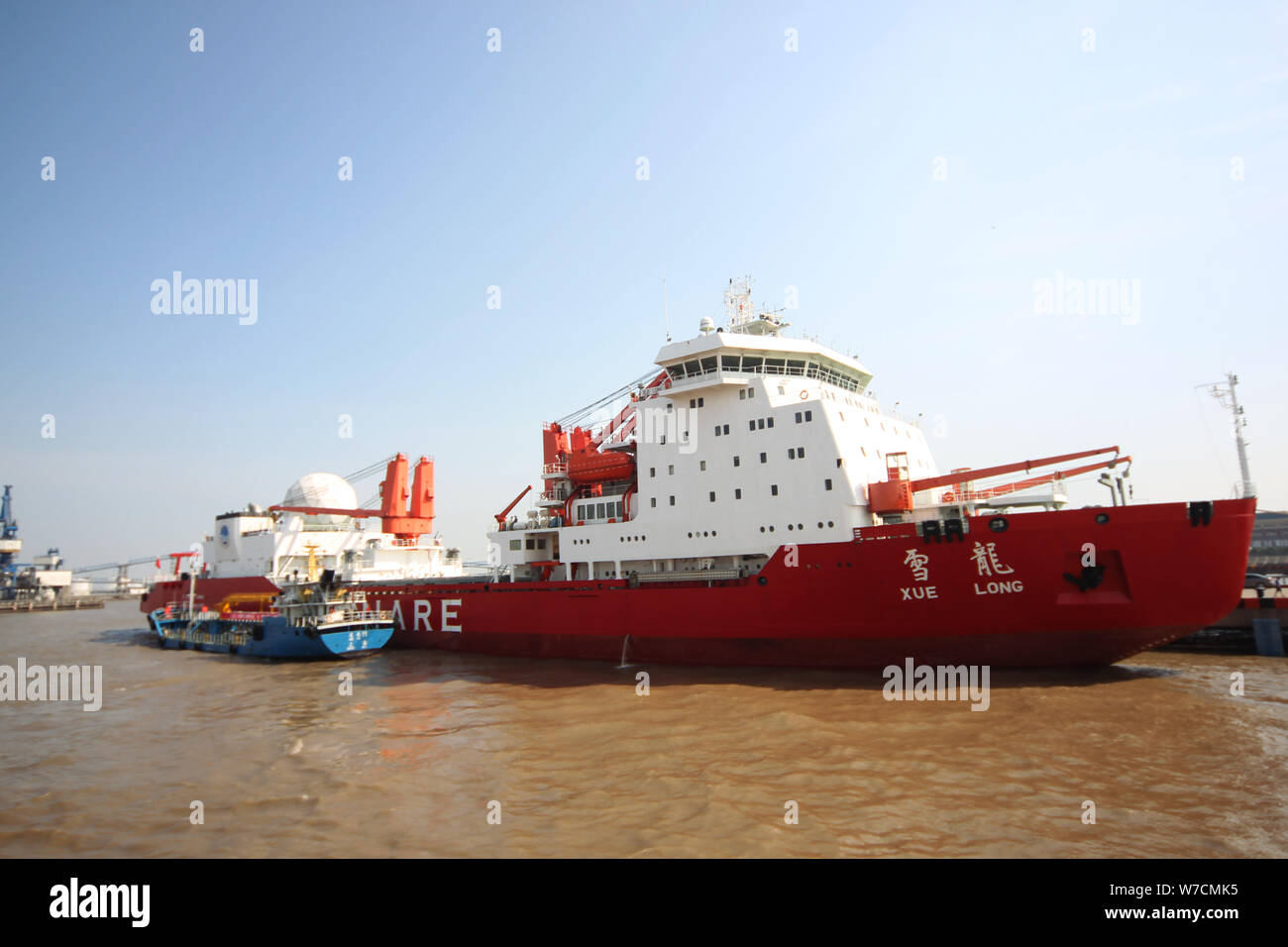 ---- Den Eisbrecher Xuelong oder Snow Dragon, wird dargestellt, einen Hafen in Shanghai, China, 15. Juli 2017. China hat rund zehn marine Forschungsschiffe Stockfoto