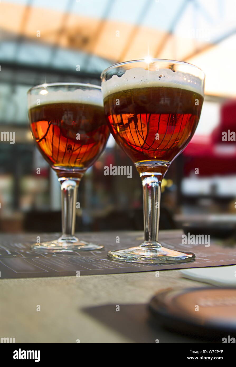 Blur hellen Hintergrund mit zwei dunkle Bier Gläser auf Cafe Tabelle Stockfoto
