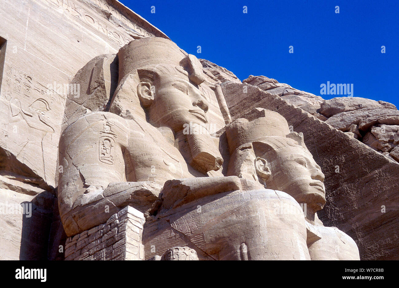 Statuen von Ramses II., vor dem Hauptgebäude des Tempels, Abu Simbel, Ägypten, Anfang 13. Jahrhundert v. Chr.. Artist: Unbekannt Stockfoto