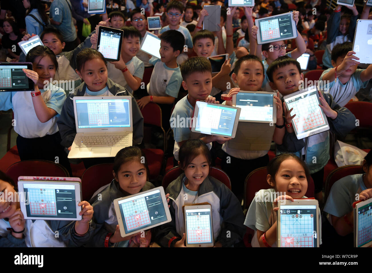 Hong Kong Studenten zeigen ihre Ergebnisse gegen ein Chinesisches Schach künstliche Intelligenz (KI) System auf ihren iPads im chinesischen Schach Herausforderung Stockfoto