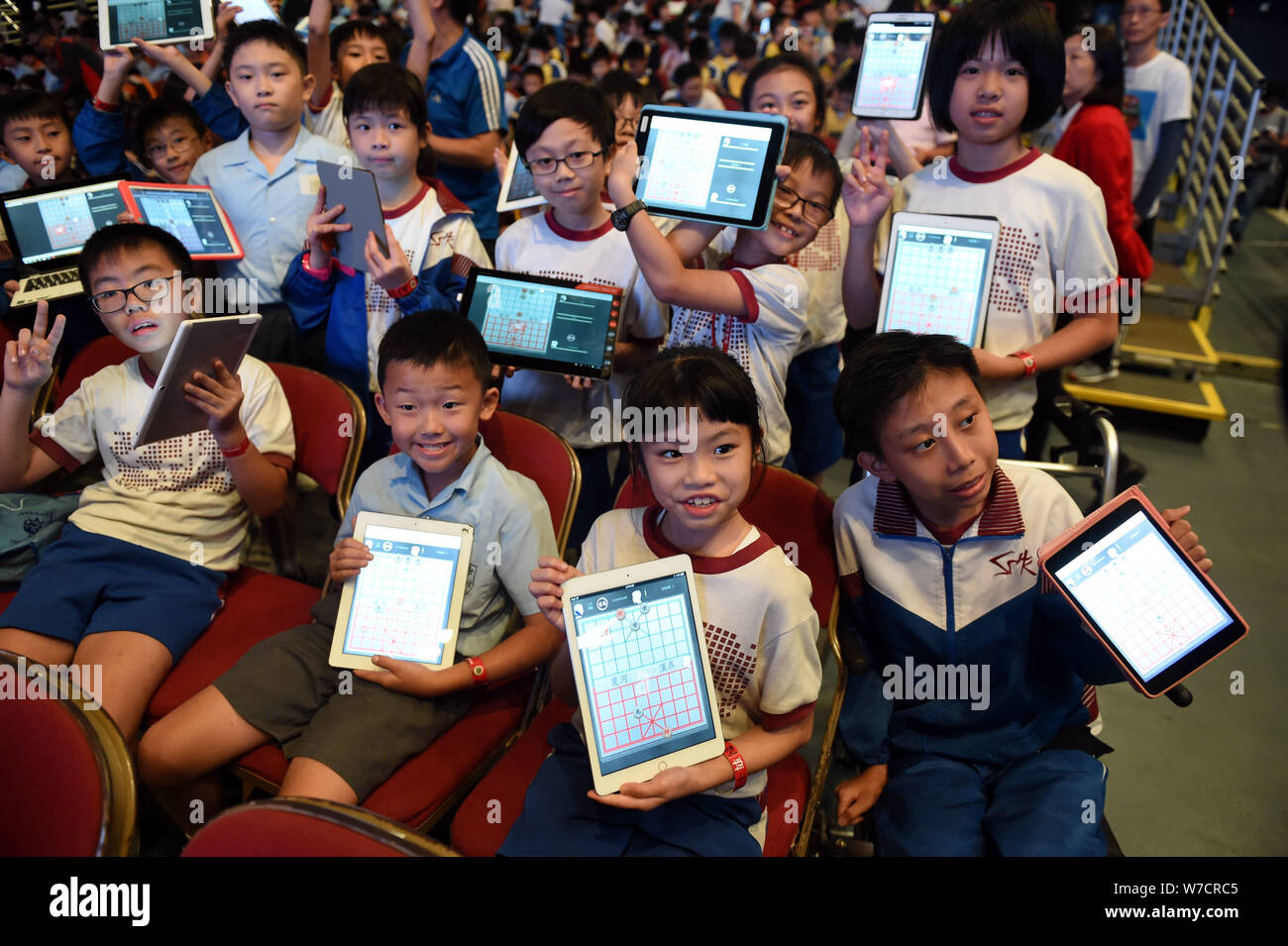 Hong Kong Studenten zeigen ihre Ergebnisse gegen ein Chinesisches Schach künstliche Intelligenz (KI) System auf ihren iPads im chinesischen Schach Herausforderung Stockfoto