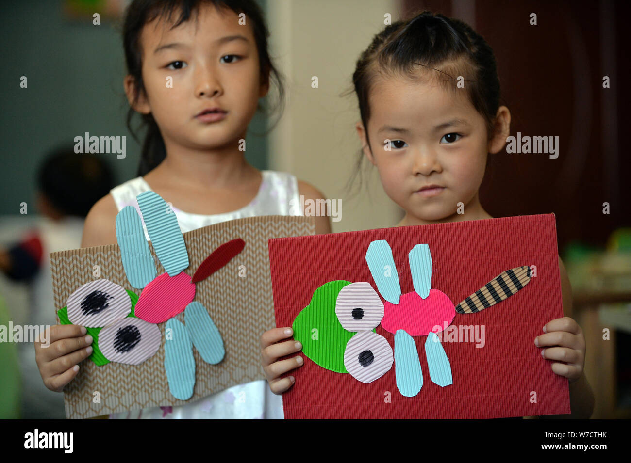 ---- Kinder zeigen ihre Kunstwerke an einem Training Center in Langxi Grafschaft, Stadt Xuancheng, der ostchinesischen Provinz Anhui, 22. Juli 2016. Chinas educa Stockfoto