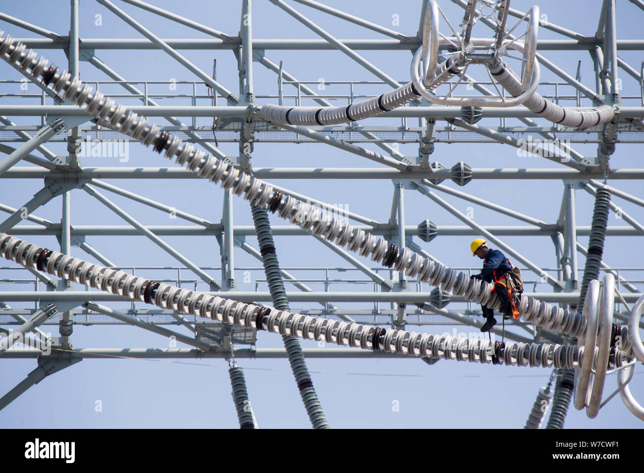------ Chinesische Arbeiter Arbeit auf der Baustelle einen Konverter von Ximeng-Taizhou à 800 kV UHVDC (High Voltage Direct Current) Projekt in Stockfoto