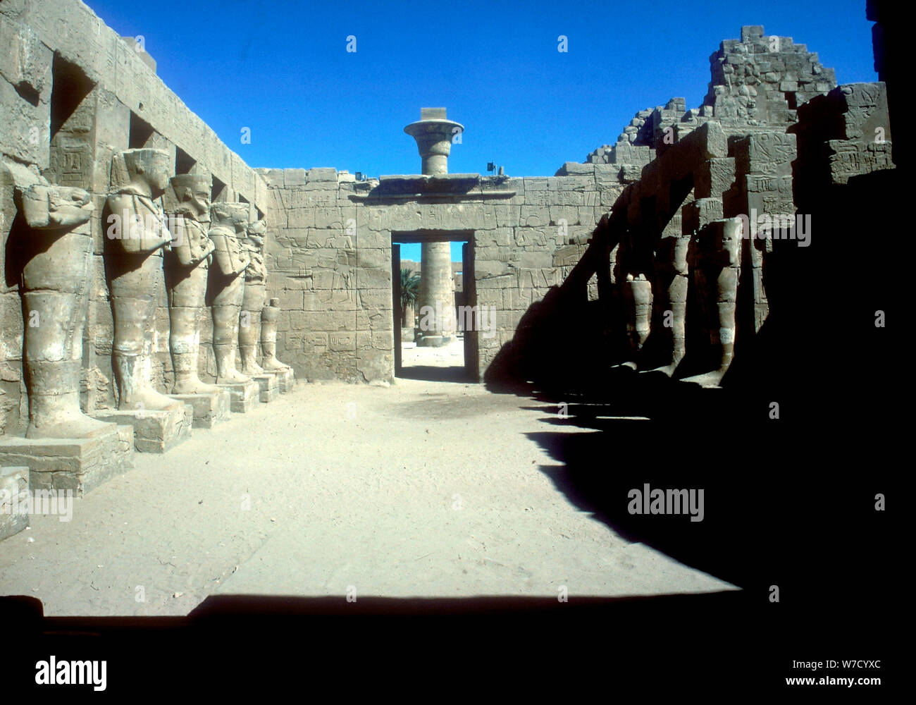 Des Ramses III. mit Statuen von Osiris, Tempel des Amun, Karnak, Ägypten, c 12. Jahrhundert v. Chr.. Artist: Unbekannt Stockfoto