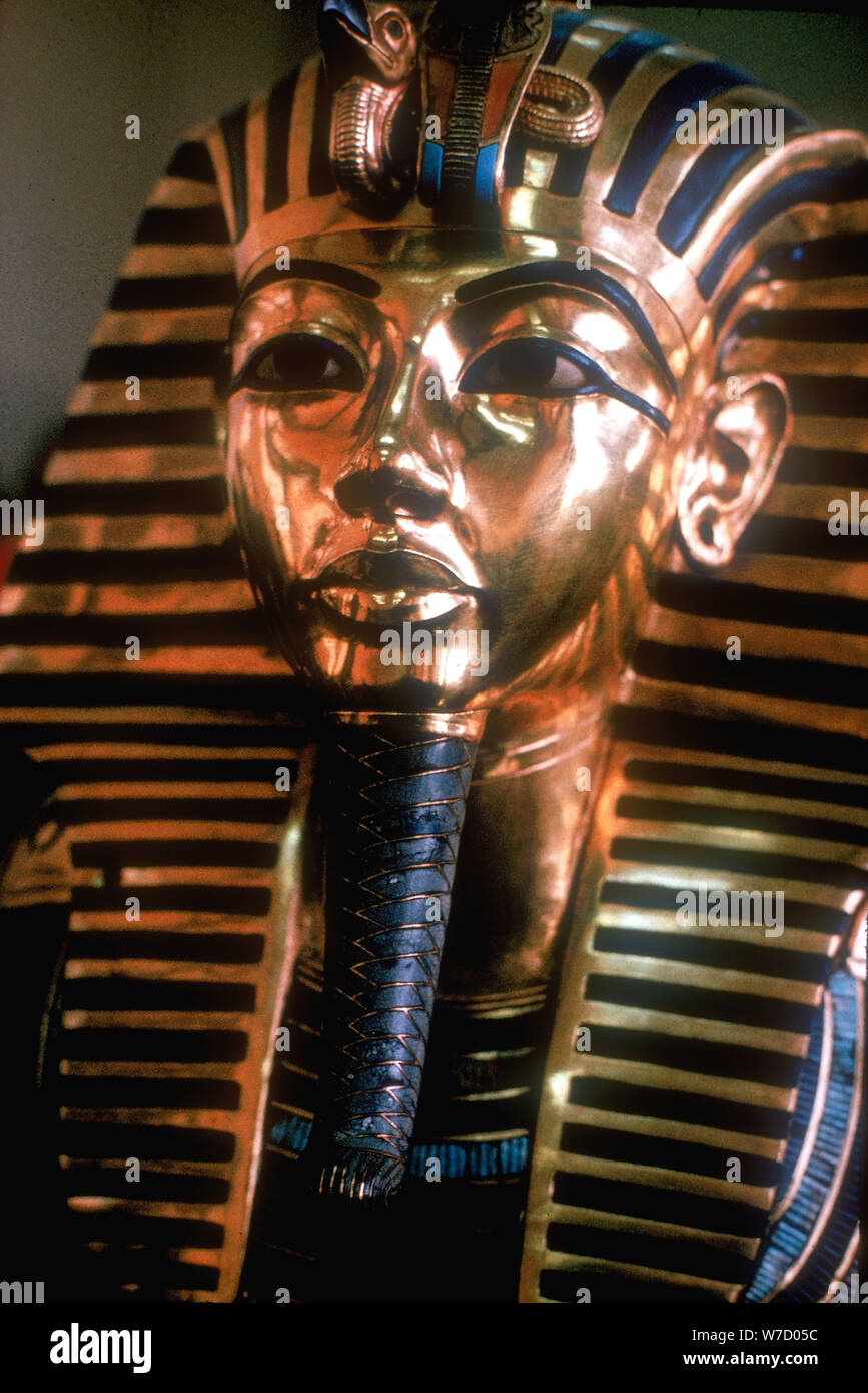 Goldene Maske des Tutanchamun auf seine Mumie - Fall. Artist: Unbekannt Stockfoto