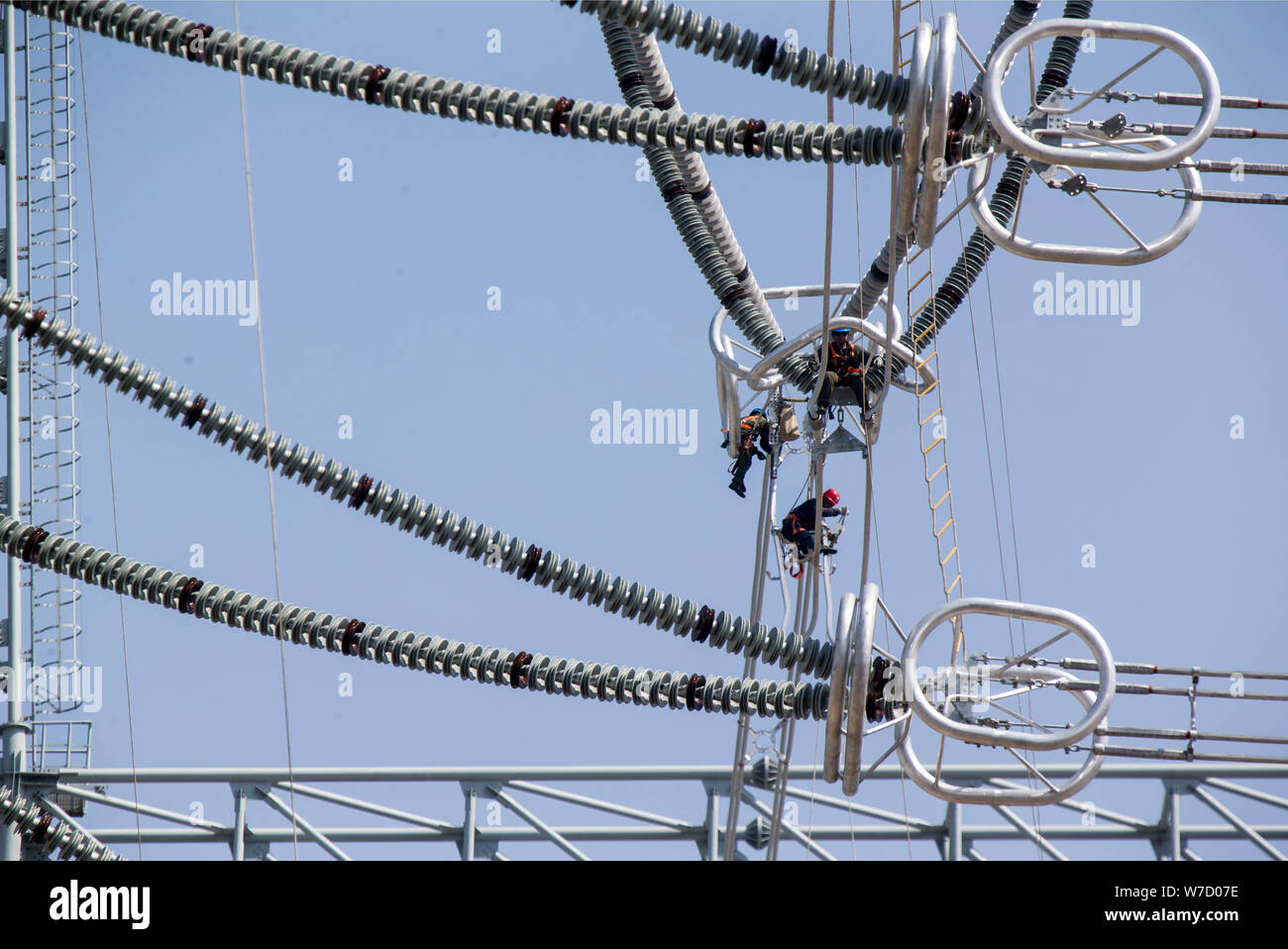 ------ Chinesische Arbeiter Arbeit auf der Baustelle einen Konverter von Ximeng-Taizhou à 800 kV UHVDC (High Voltage Direct Current) Projekt in Stockfoto